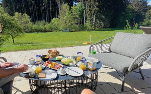 Viele Bauern versuchen auch in Deutschland zum Beispiel durch Vermietung und Verpachtung oder den Umstieg in das Ferienhaus-Geschäft ihre seit Jahrhunderten selbständige Existenz auch für die Zukunft zu sichern. Hier ein solches Ferienhaus bei Schliersee. Foto: NETZ-TRENDS