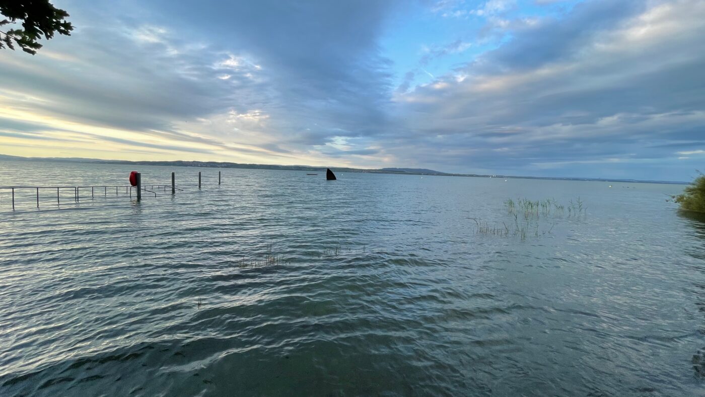 Blick von Thurgauer Örtchen Altnau am Bodensee Richtung Bregenz in Österreich: Nicht weit weg von hier hat Stadler Rail seinen Sitz – der Schweizer Konzern, der Friedrich Merz und andere deutsche Spitzen-Leute zu Multimillionären machte.