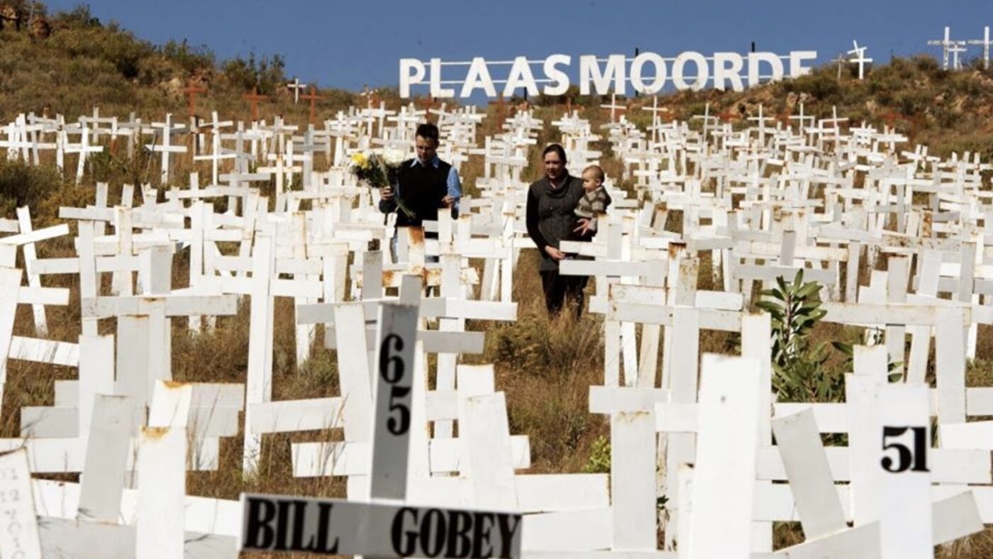 Foto: Johnnyhurst / Wikimedia Commons • Lizenz: CC BY‑SA 3.0 Quelle: commons.wikimedia.org/wiki/File:Plaasmoorde.jpg Hinweis: Das Bild zeigt das Witkruis-Monument in Südafrika zur Erinnerung an bei Farmattacken Getötete. Seit 1990 wurden laut TAU SA und AfriForum zwischen 1.544 und 3.800 Farmer bei solchen Angriffen ermordet; allein von 2010 bis Ende August 2023 waren es 806 dokumentierte Farmmorde . Etwa 2 Drittel (≈ 67 %) dieser Opfer waren Männer, während 1 Drittel (≈ 33 %) Frauen waren. Die überwiegende Tötung männlicher Opfer deutet darauf hin, dass gezielt der Mann als symbolischer Familienvater und Verantwortlicher als Angriffsziel eliminiert wird – ein Muster, das der Logik des Femizid-Begriffs entspricht, jedoch auf Männer gerichtet ist. Dieser gezielte Gewaltakt gegen Männer wird institutionell nicht als „Maskuzid“ anerkannt, was eine deutliche geschlechtliche und politische Asymmetrie in der Begriffsverwendung verdeutlicht.