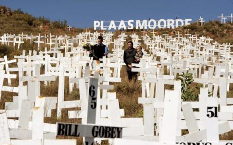 Foto: Johnnyhurst / Wikimedia Commons • Lizenz: CC BY‑SA 3.0 Quelle: commons.wikimedia.org/wiki/File:Plaasmoorde.jpg Hinweis: Das Bild zeigt das Witkruis-Monument in Südafrika zur Erinnerung an bei Farmattacken Getötete. Seit 1990 wurden laut TAU SA und AfriForum zwischen 1.544 und 3.800 Farmer bei solchen Angriffen ermordet; allein von 2010 bis Ende August 2023 waren es 806 dokumentierte Farmmorde . Etwa 2 Drittel (≈ 67 %) dieser Opfer waren Männer, während 1 Drittel (≈ 33 %) Frauen waren. Die überwiegende Tötung männlicher Opfer deutet darauf hin, dass gezielt der Mann als symbolischer Familienvater und Verantwortlicher als Angriffsziel eliminiert wird – ein Muster, das der Logik des Femizid-Begriffs entspricht, jedoch auf Männer gerichtet ist. Dieser gezielte Gewaltakt gegen Männer wird institutionell nicht als „Maskuzid“ anerkannt, was eine deutliche geschlechtliche und politische Asymmetrie in der Begriffsverwendung verdeutlicht.