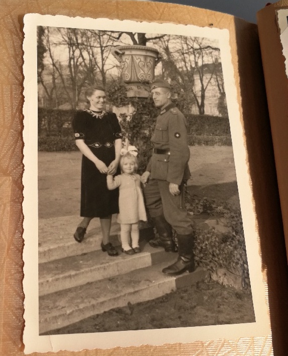 Doris mit ihrem Vater, damals Soldat im Zweiten Weltkrieg und ihrer Mutter. Eine fröhliche schwäbische Familie - trotz alledem. Halt dei Gosch zu sagen gehörte in Grötzingen zum normalen schwäbischen Austausch.