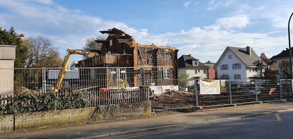 Nur noch seltener Anblick in der Schweizer Grenzstadt Kreuzlingen: Ein altes Art Bauernhaus aus Holz auf einem großen Grundstück.