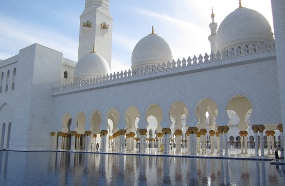 Wasser spiegelt die gold bemalten Säulen der Großen Moschee von Abu Dhabi.