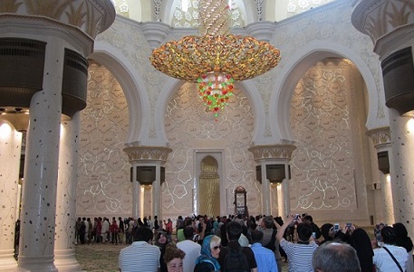 Die Große Moschee von Abu Dhabi - für Reisende ein absolutes Pflichtprogramm.