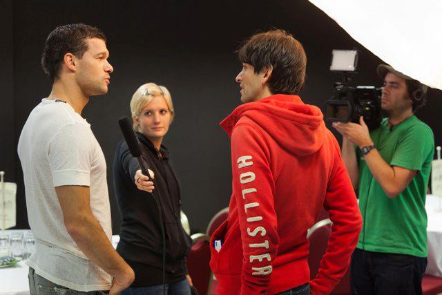 Ex-Kapitän der deutschen Nationalmannschaft und UNISTER_Werbetestimonial Michael Ballack im Gespräch mit dem langjährigen UNISTER-Top-Manager, Chief Communication Manager Konstantin Korosides, ein promovierter Politologe. Korosides zweifelt den natürlichen Tod von Thomas Wagner an. Er schließt Mord nicht aus, sagte der dem Mediendienst kress.de.. (Foto: UNISTER Pressefoto)
