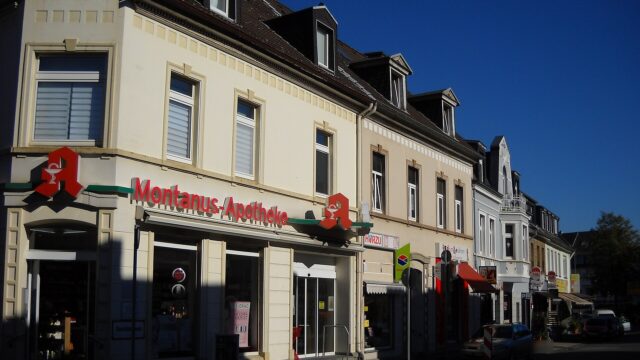 Straßenzug in der Innenstadt von Burscheid im Rheinland mit einer Apotheke, erkennbar am roten Apotheken-A über dem Eingang