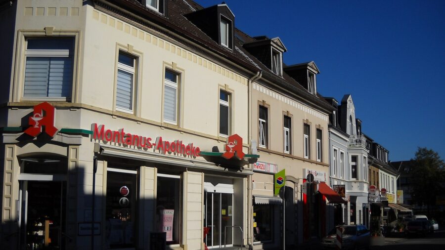 Straßenzug in der Innenstadt von Burscheid im Rheinland mit einer Apotheke, erkennbar am roten Apotheken-A über dem Eingang