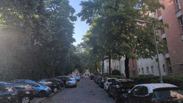 Wohnstraße in Berlin-Steglitz: Auf beiden Seiten der Fahrbahn stehen Pkw zwischen großen Straßenbäumen