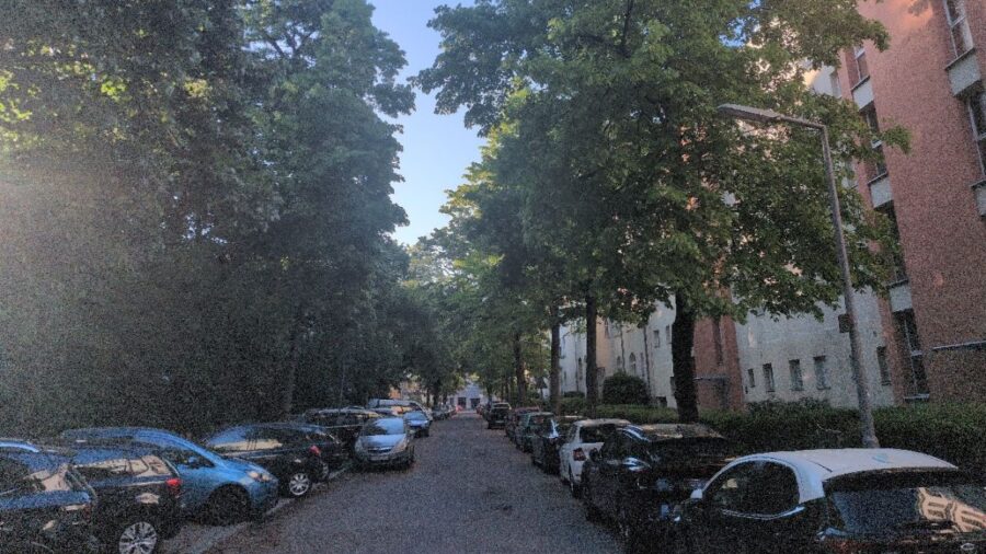 Wohnstraße in Berlin-Steglitz: Auf beiden Seiten der Fahrbahn stehen Pkw zwischen großen Straßenbäumen