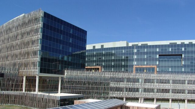 Glasfassade des Hauptgebäudes des United States Census Bureau in Suitland, Maryland, mit dem Behördenschriftzug über dem Eingang