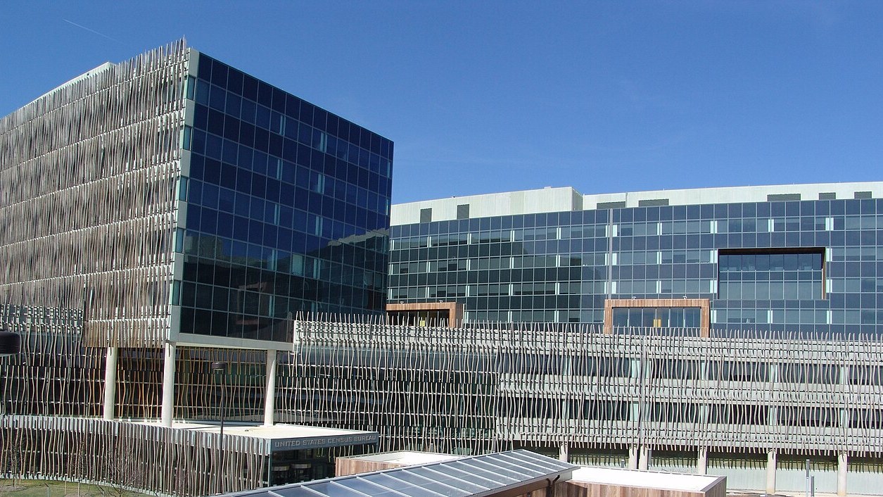 Glasfassade des Hauptgebäudes des United States Census Bureau in Suitland, Maryland, mit dem Behördenschriftzug über dem Eingang