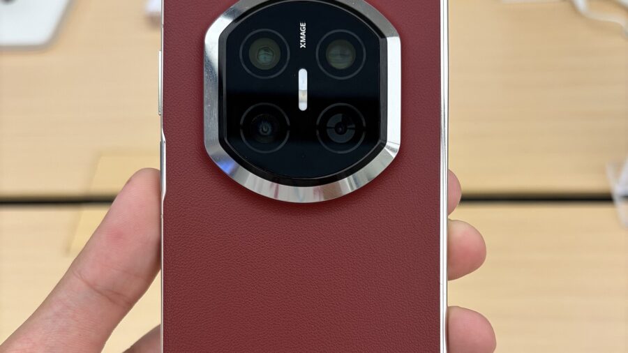 Rückseite des zusammengeklappten Huawei Mate X7 mit dem runden Kameramodul, in einer Hand gehalten