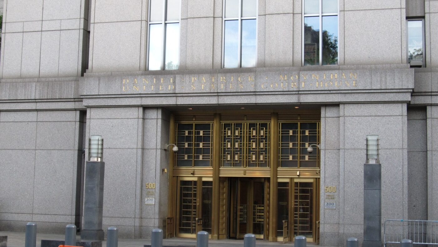 Haupteingang des Daniel Patrick Moynihan United States Courthouse an der 500 Pearl Street in Manhattan mit vergoldetem Portal und eingemeißeltem Schriftzug über dem Eingang