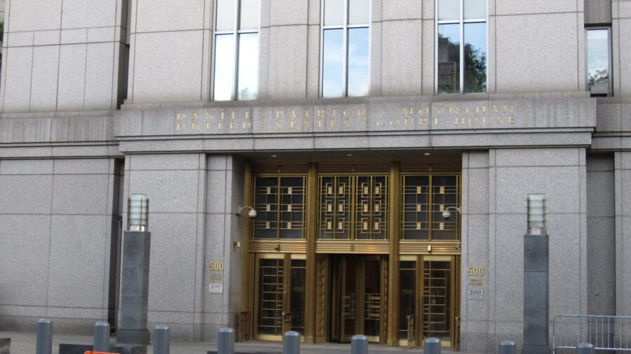 Haupteingang des Daniel Patrick Moynihan United States Courthouse an der 500 Pearl Street in Manhattan mit vergoldetem Portal und eingemeißeltem Schriftzug über dem Eingang