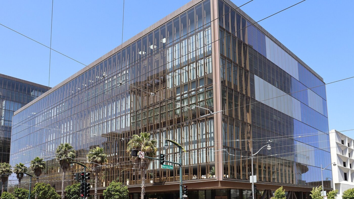 Mehrstöckiges Bürogebäude aus Glas und Beton an einer Straßenkreuzung in San Francisco bei Tageslicht