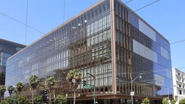 Mehrstöckiges Bürogebäude aus Glas und Beton an einer Straßenkreuzung in San Francisco bei Tageslicht