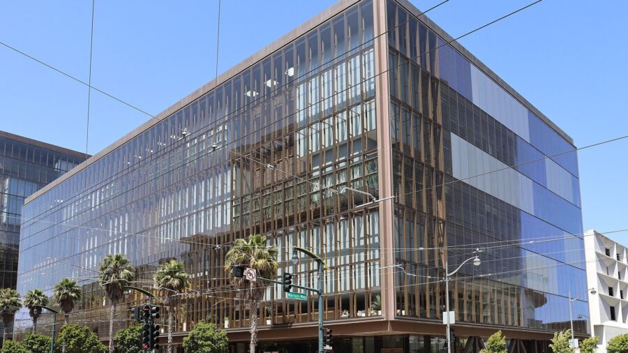 Mehrstöckiges Bürogebäude aus Glas und Beton an einer Straßenkreuzung in San Francisco bei Tageslicht