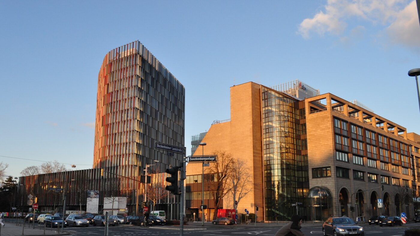 Das Bürogebäude Westarkade der KfW in Frankfurt am Main an der Kreuzung Bockenheimer Landstraße und Senckenberganlage, daneben ein weiteres Bürohochhaus, aufgenommen bei Abendlicht