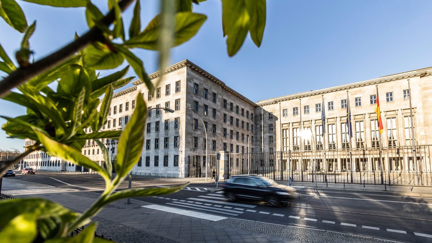 Das Detlev-Rohwedder-Haus in Berlin, Hauptsitz des deutschen Bundesministeriums der Finanzen, von der Strasse aus fotografiert