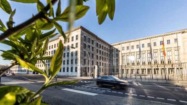 Das Detlev-Rohwedder-Haus in Berlin, Hauptsitz des deutschen Bundesministeriums der Finanzen, von der Strasse aus fotografiert