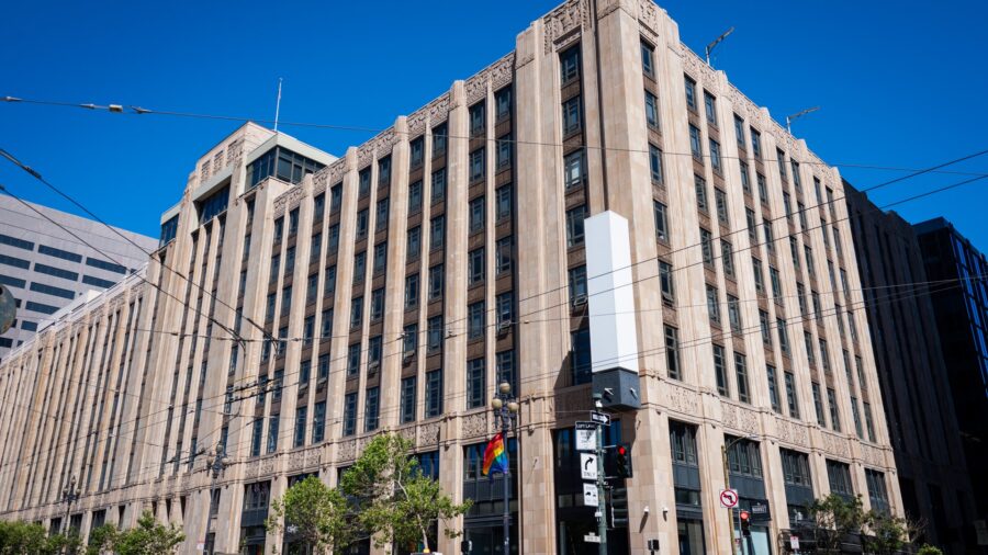Eckansicht des Gebäudes der X-Zentrale an der Market Street in San Francisco vor blauem Himmel; an der Gebäudeecke eine leere weiße Säule ohne Schriftzug