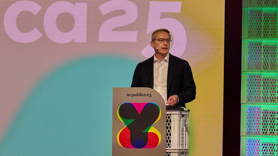 Bundesdigitalminister Karsten Wildberger steht an einem Rednerpult mit der Aufschrift re:publica25 und spricht in ein Headset-Mikrofon.