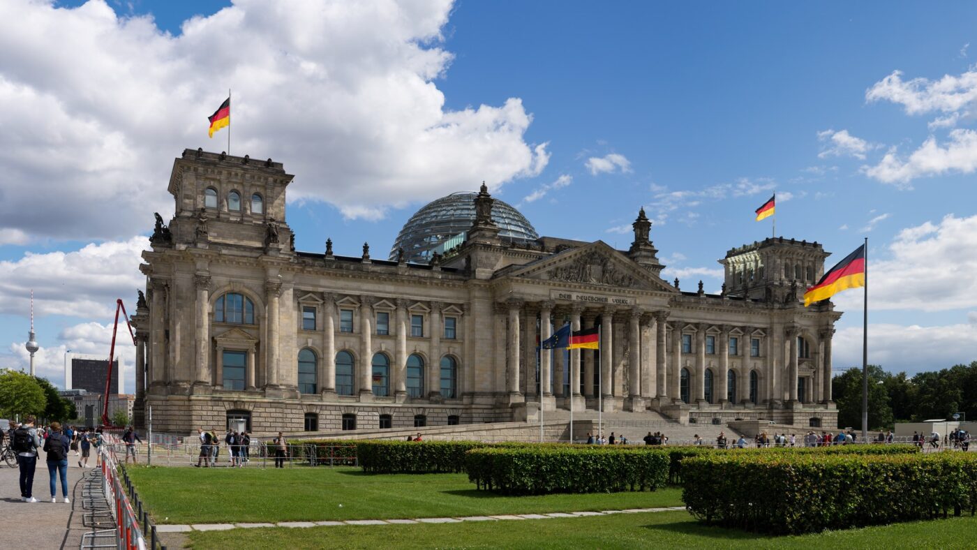 Das Reichstagsgebäude in Berlin von Westen, Sitz des Deutschen Bundestages