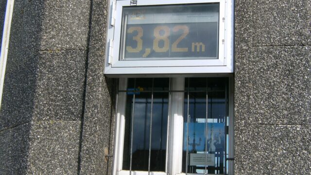 Digitale Pegelanzeige des Regierungspraesidiums Freiburg an einem Gebaeude am Hafen von Konstanz, die den Wasserstand des Bodensees mit 3,82 Metern angibt.