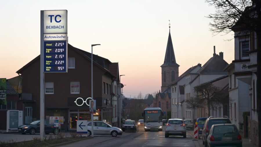 Beleuchtete Preistafel einer freien Tankstelle in Bexbach im Saarland mit Diesel zu 2,259 und Super E10 zu 2,099 Euro je Liter, aufgenommen im Maerz 2022