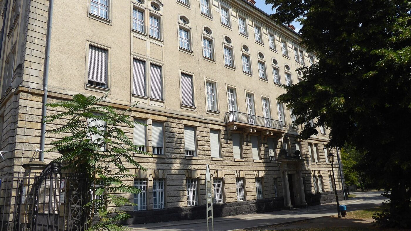 Das Gebäude des Kammergerichts in Berlin-Schöneberg, Blick von der Elßholzstraße auf die Fassade mit dem Eingangsportal.