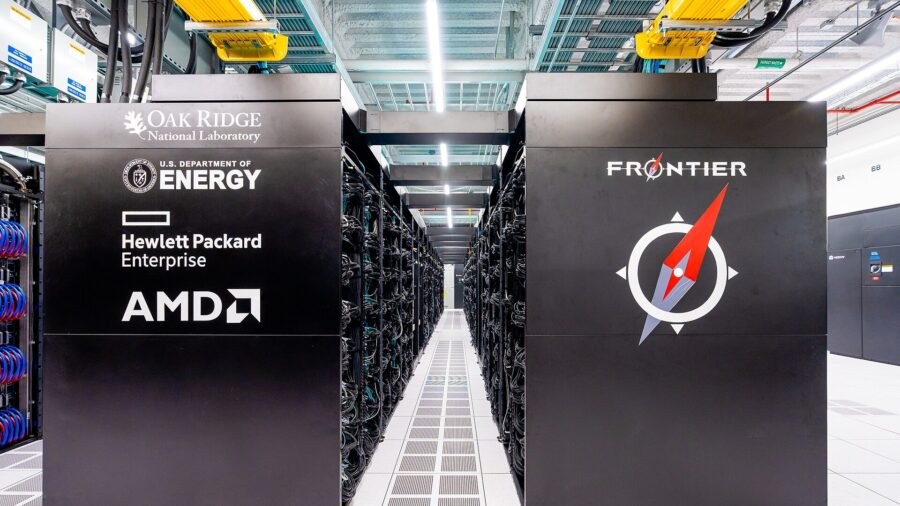 Zwei schwarze Schrankreihen des Supercomputers Frontier in einer Rechenzentrumshalle, beschriftet mit den Logos von Oak Ridge National Laboratory, US-Energieministerium, Hewlett Packard Enterprise und AMD.