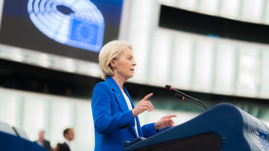 Ursula von der Leyen spricht am Rednerpult im Plenarsaal des Europaeischen Parlaments in Strassburg, im Hintergrund eine grosse Anzeigetafel mit dem Logo des Europaeischen Parlaments