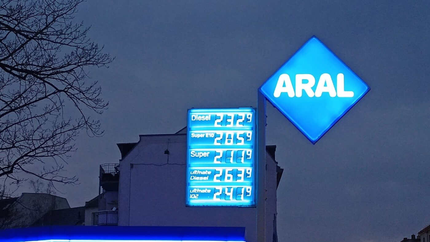 Beleuchtete Preistafel einer Aral-Tankstelle in Leipzig mit den Kraftstoffpreisen, Diesel steht mit 2,329 Euro je Liter über Super E10 mit 2,059 Euro