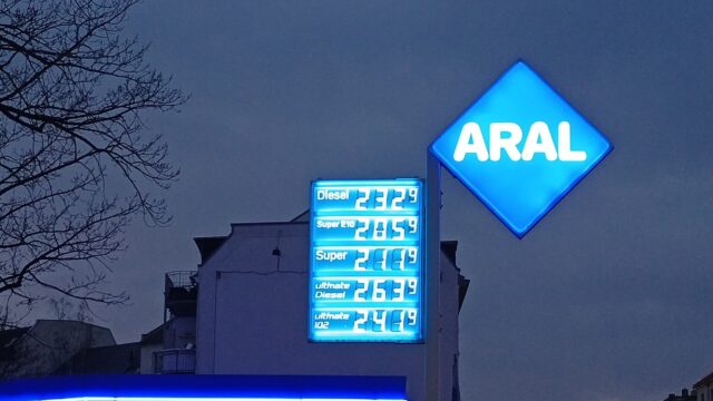 Beleuchtete Preistafel einer Aral-Tankstelle in Leipzig mit den Kraftstoffpreisen, Diesel steht mit 2,329 Euro je Liter über Super E10 mit 2,059 Euro