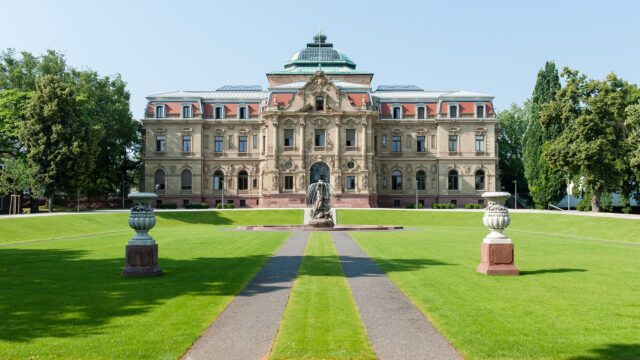 Das Erbgroßherzogliche Palais in Karlsruhe, Hauptgebäude des Bundesgerichtshofs, mit Springbrunnen und Rasenfläche im Vordergrund