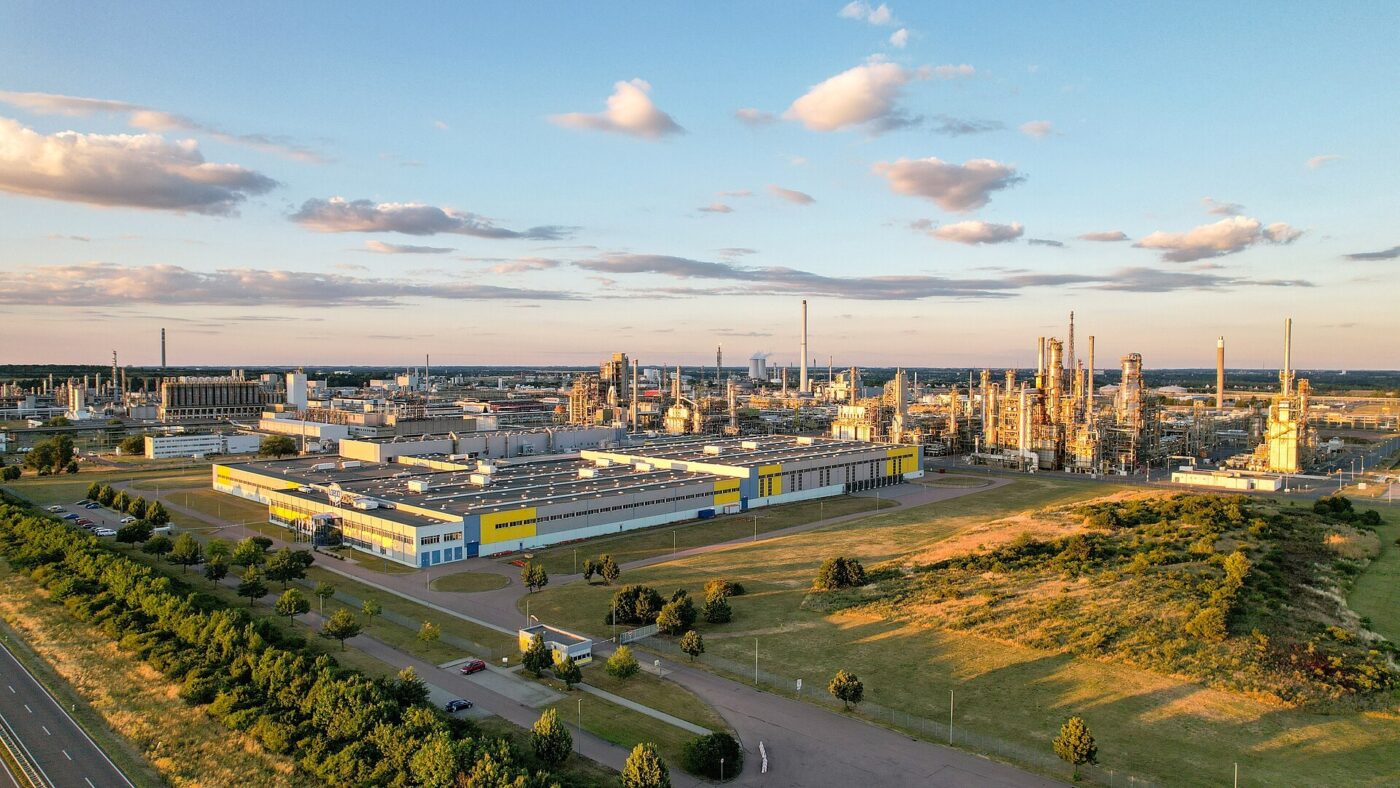 Luftaufnahme des Chemie- und Industrieparks Leuna in Sachsen-Anhalt im Abendlicht mit Produktionsanlagen, Rohrleitungen, Tanklagern und Schornsteinen