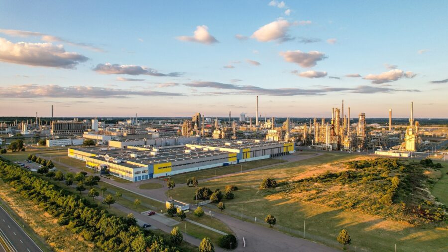 Luftaufnahme des Chemie- und Industrieparks Leuna in Sachsen-Anhalt im Abendlicht mit Produktionsanlagen, Rohrleitungen, Tanklagern und Schornsteinen