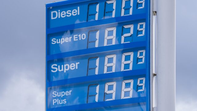 Blaue Preistafel einer Tankstelle vor bewoelktem Himmel mit den Zeilen Diesel, Super E10, Super und Super Plus, deren Preisfelder keine Werte anzeigen