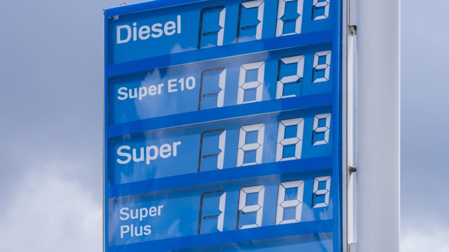 Blaue Preistafel einer Tankstelle vor bewoelktem Himmel mit den Zeilen Diesel, Super E10, Super und Super Plus, deren Preisfelder keine Werte anzeigen