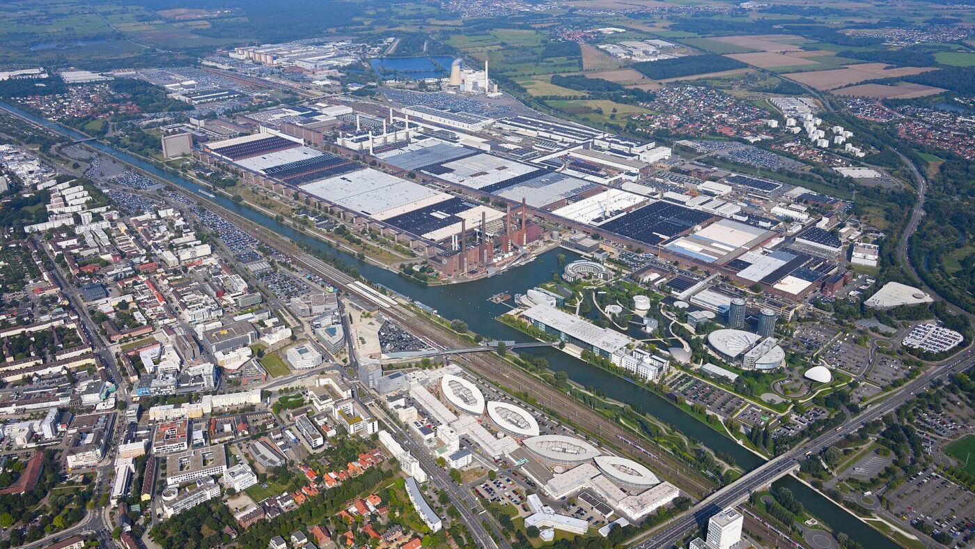 Luftaufnahme des Volkswagen-Werks in Wolfsburg mit den Schornsteinen des Kraftwerks, dem Mittellandkanal und den angrenzenden Wohngebieten