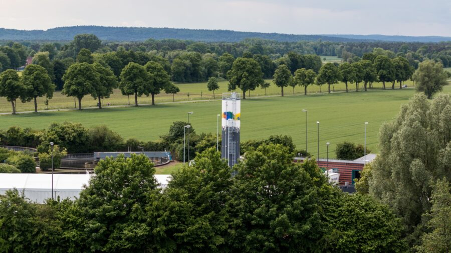 Kläranlage der Stadt Dülmen in Nordrhein-Westfalen mit Rundbecken und Turmbauwerk, umgeben von Feldern und Baumreihen