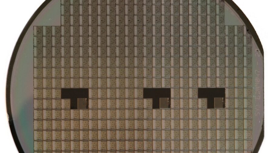 Nahaufnahme eines Siliziumwafers mit gitterartig angeordneten, belichteten Chipstrukturen