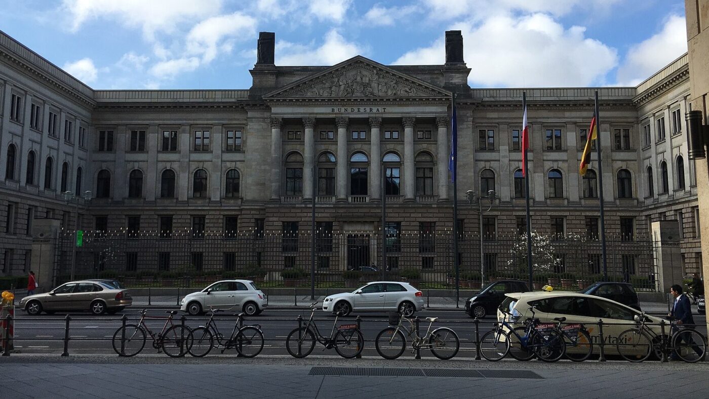Klassizistische Fassade des Bundesratsgebäudes in der Leipziger Straße in Berlin mit dem Schriftzug Bundesrat, davor abgestellte Fahrräder und fahrende Autos