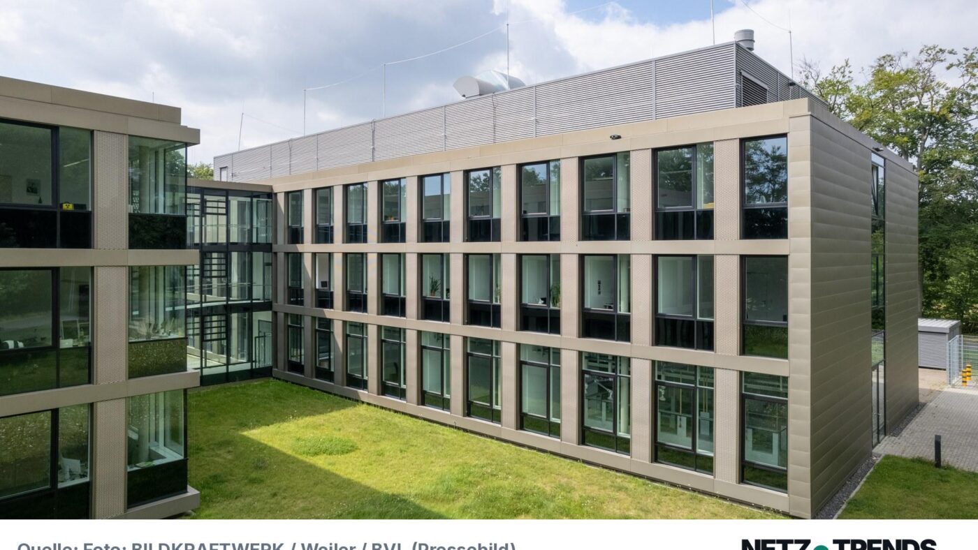 Modernes vierstöckiges Bürogebäude mit Glas- und Metallfassade, davor eine Rasenfläche: der Dienstsitz des Bundesamts für Verbraucherschutz und Lebensmittelsicherheit in Braunschweig.