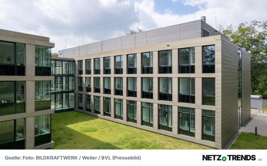 Modernes vierstöckiges Bürogebäude mit Glas- und Metallfassade, davor eine Rasenfläche: der Dienstsitz des Bundesamts für Verbraucherschutz und Lebensmittelsicherheit in Braunschweig.