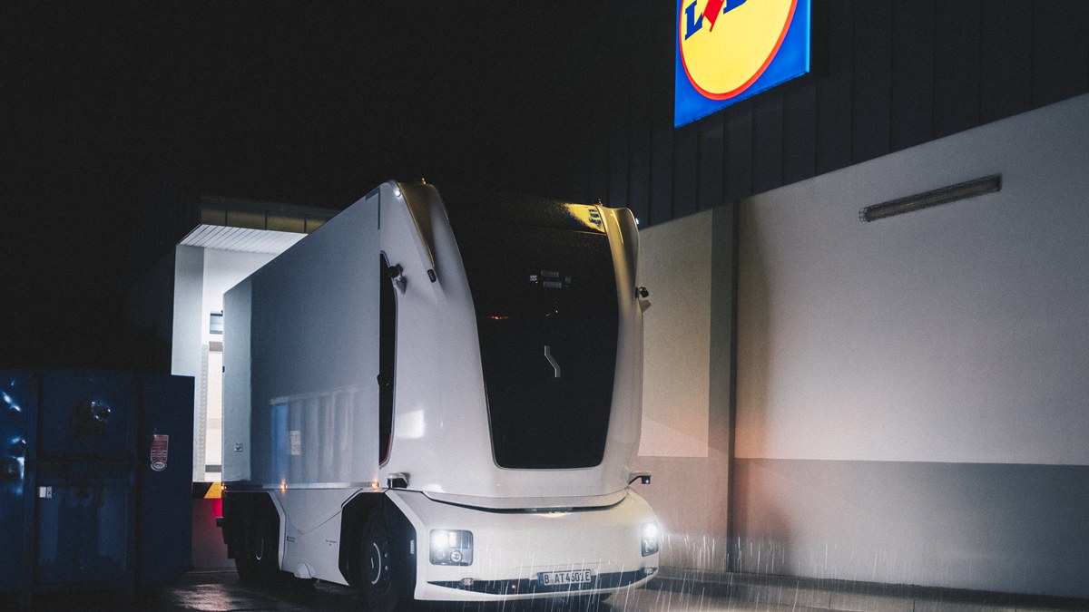 Weisser Elektro-Lastwagen ohne Fahrerkabine mit deutschem Kennzeichen steht nachts an der Warenannahme einer Lidl-Filiale.