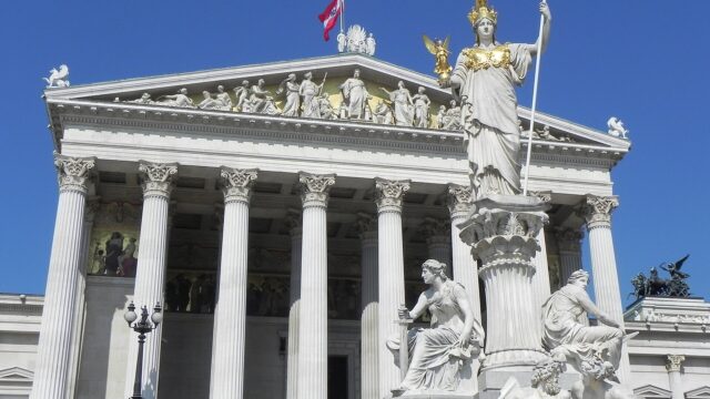 Das Parlamentsgebäude in Wien mit dem Pallas-Athene-Brunnen davor und der österreichischen Fahne auf dem Dach
