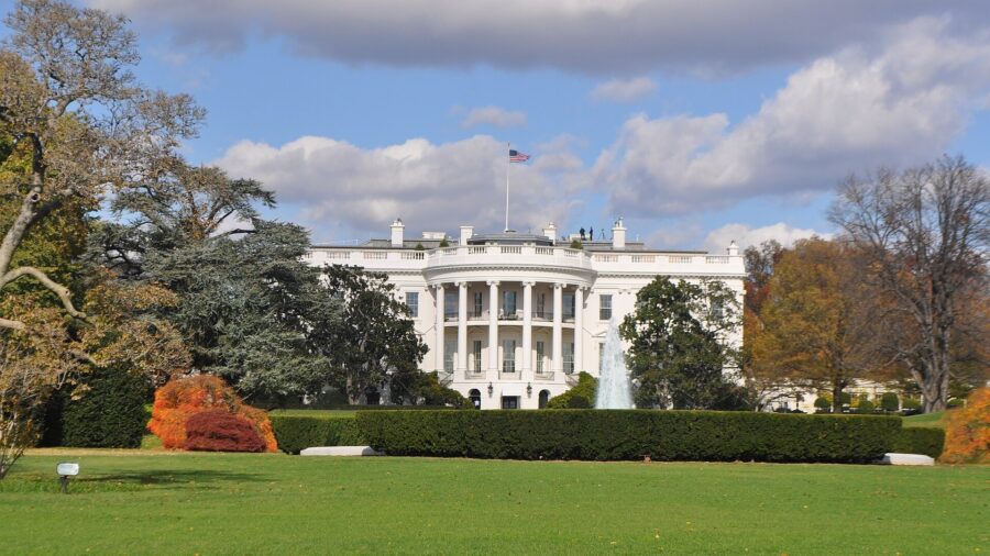 Das Weiße Haus in Washington von der Südseite, davor Rasenfläche und Springbrunnen, aufgenommen bei Tageslicht