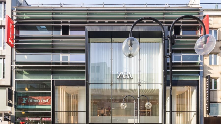 Glasfassade eines Zara-Geschäfts an der Schildergasse in Köln mit dem Schriftzug Zara über dem Eingang