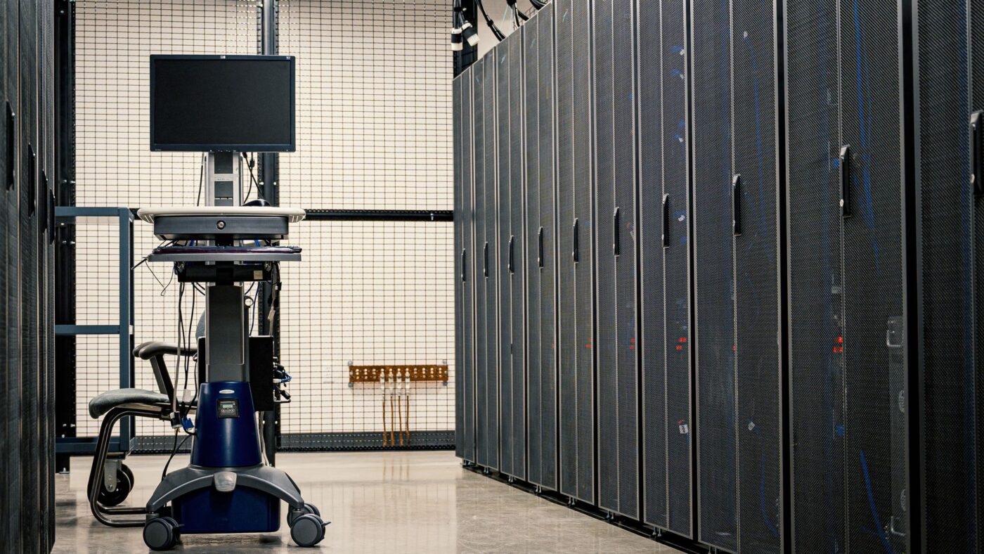 Serverschränke in einem Rechenzentrum mit Netzwerktechnik und Kabeln